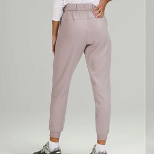 Lululemon On the Fly Jogger 28" *Woven in Dark Chrome